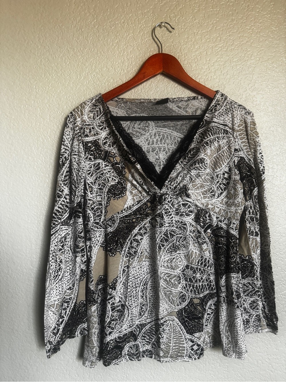 Blouse Olian Women's Size M Long Sleeve V-Neck Lace Trim Paisley Print Top